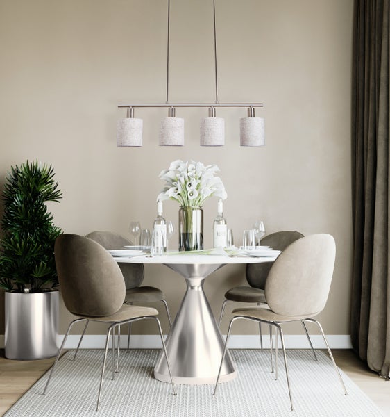 Esstisch mit vier Stühlen, Blumenvase, Geschirr und Hängelampe im Esszimmer.