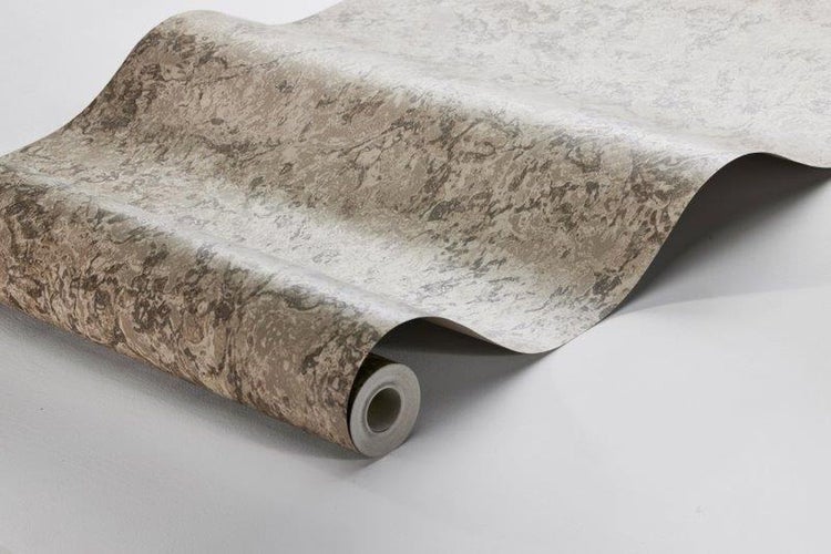 Hand hält ein Smartphone zur Steuerung eines Heizkörpers