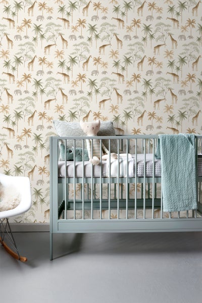 Kinderzimmer mit Babybett und Tapete mit Giraffen- und Elefantenmuster