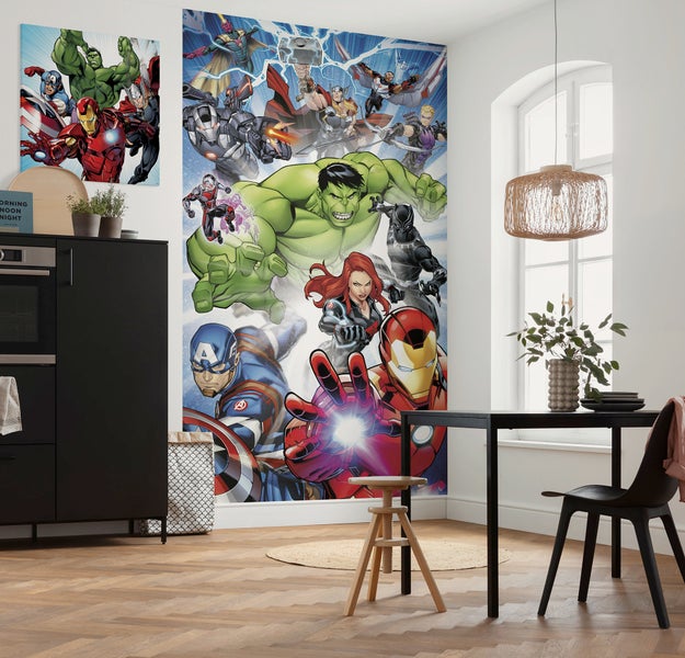 Helles Esszimmer mit Wandbild der Avengers, Leinwandbild der Avengers und Esstisch mit Stühlen