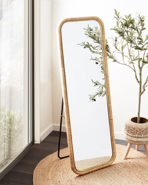 Abmessungen eines freistehenden Spiegels: 150 cm Höhe, 50 cm Breite, 36 cm Tiefe