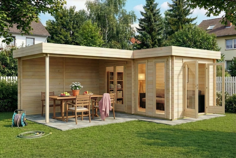 Modernes Gartenhaus in L-Form aus hellem Holz mit Flachdach, offenem Loungebereich und Verglasung auf einer Steinterrasse im Garten.