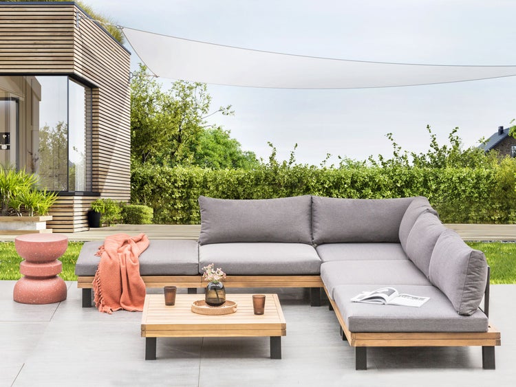 Gartenlounge-Set mit Ecksofa und Couchtisch auf einer Terrasse