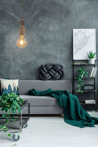 Hängelampe mit Glühbirne und Holzelementen