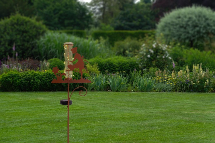 Regenmesser mit Frau Silhouette im Garten