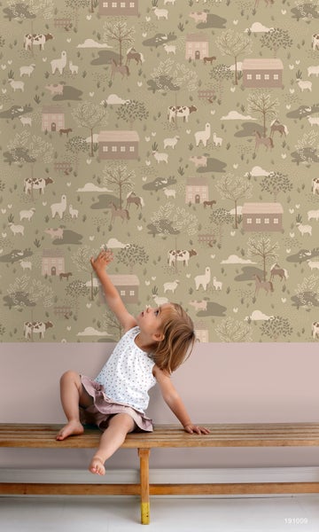 Tapete mit Bauernhofmotiven und spielendem Kind auf einer Bank