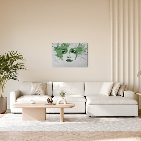 Gemäldeszene mit einem Frauengesicht in Grüntönen über einem Sofa in einem Wohnzimmer