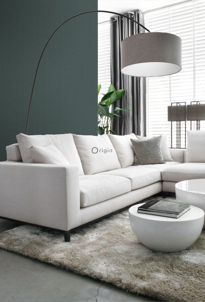 Helles Wohnzimmer mit Ecksofa, Couchtisch und Stehlampe