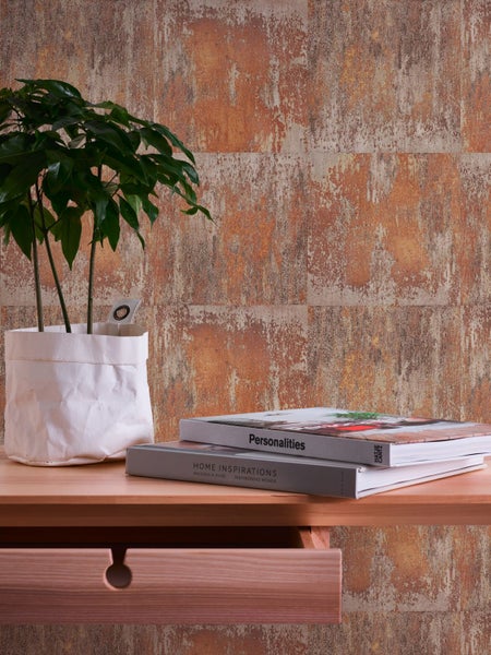 Dekorative Wand mit Pflanze, Büchern und Kommode