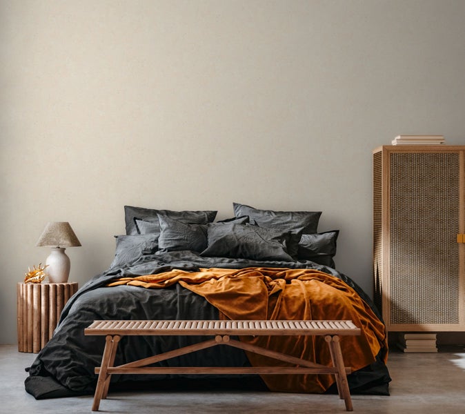 Tapete mit Textur, Lampe und dekorativer Schale auf einem Tisch