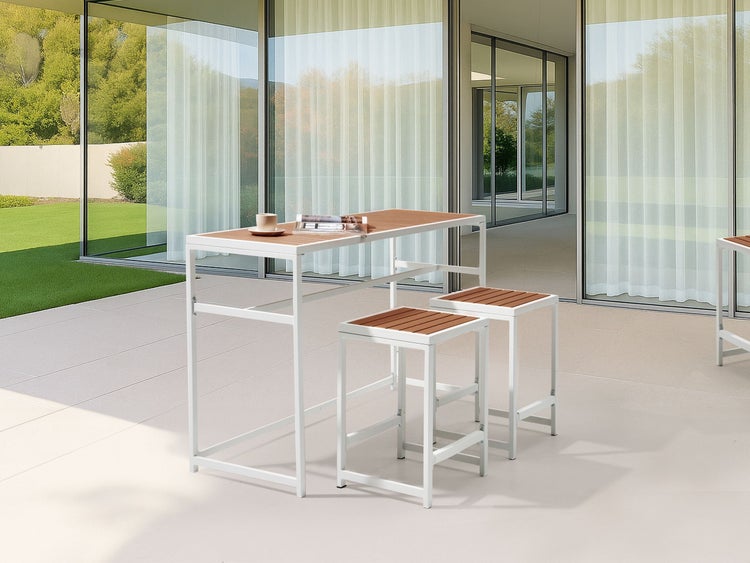 Bar-Tischgruppe mit zwei Hockern auf einer Terrasse.