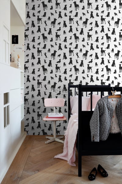 Kinderzimmer mit Hundetapete, Bett und Schrank