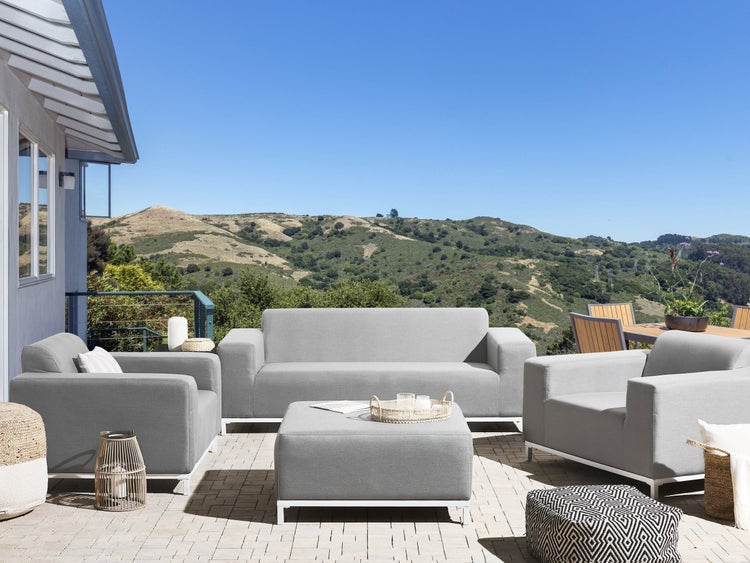 Graue Gartenmöbel-Loungegruppe auf Terrasse mit Bergblick