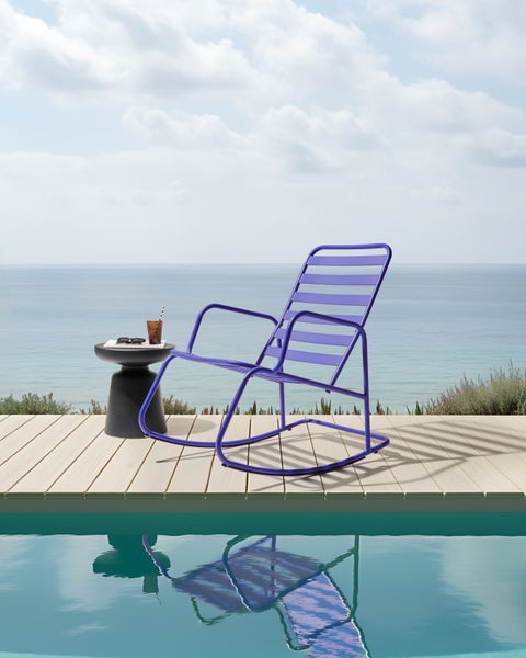 Szene mit Schaukelstuhl, Beistelltisch und Pool