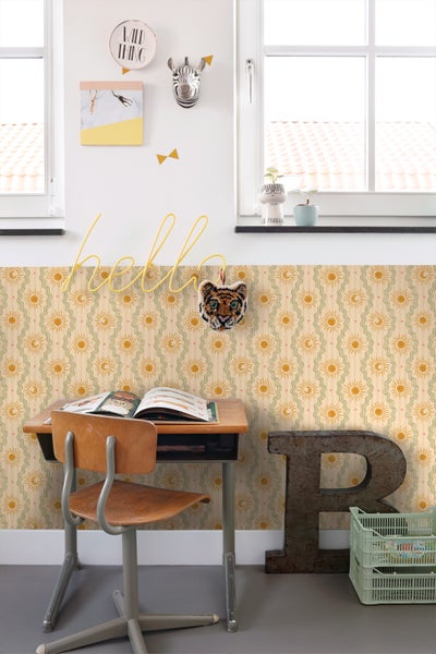 Helles Arbeitszimmer mit Schreibtisch, Stuhl und gemusterter Tapete