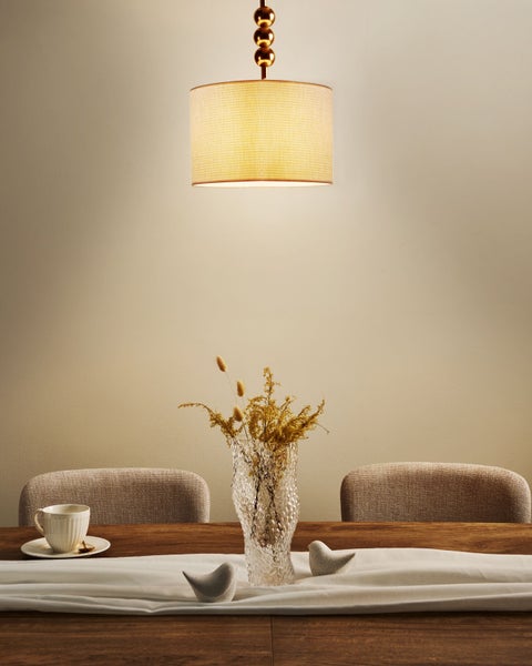 Esszimmer mit Hängelampe, Tischdekoration und Stühlen