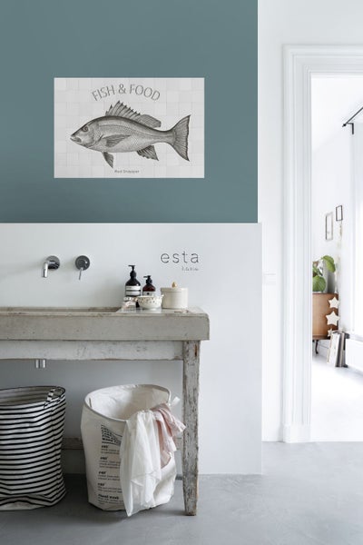 Dekorative Szene mit Fischillustration, Waschbecken und Wäschekörben für den Haushalt.