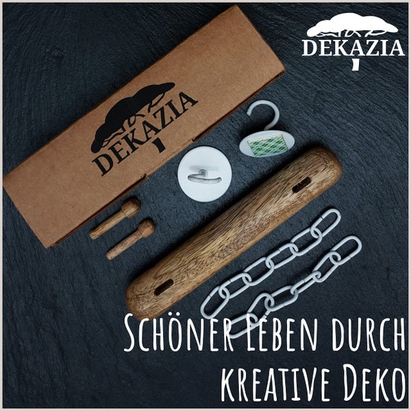 Dekazia Logo und Set für hängende Dekoration mit Holzstange, Holzstiften, Metallketten, Klebehaken und Verpackung.
