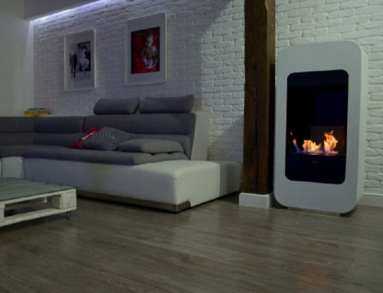 Wohnzimmer mit Sofa, Ethanol Kamin und Dekoration an der Wand