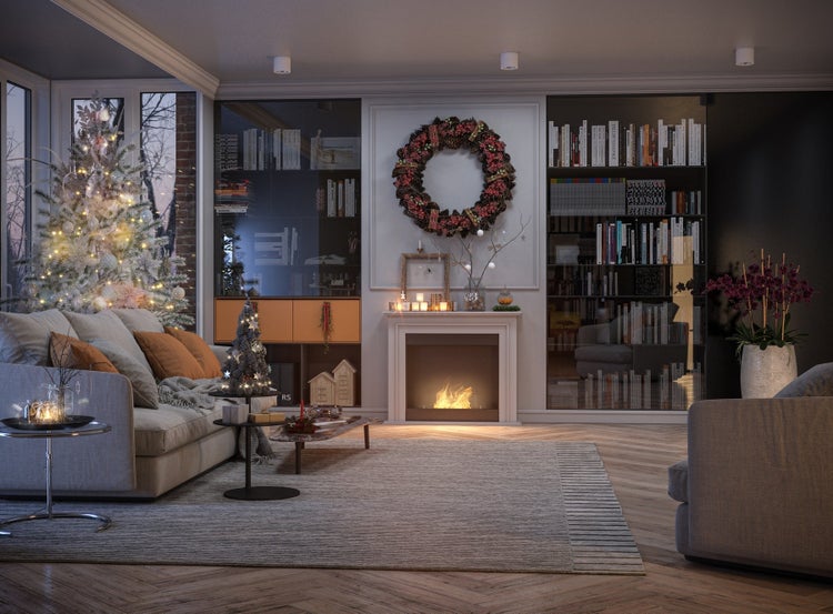 Gemütlich eingerichtetes Wohnzimmer mit brennendem Kamin, weihnachtlich geschmücktem Tannenbaum, festlichem Türkranz und modernen Möbeln.