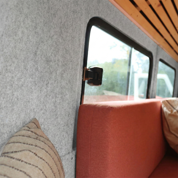 Innenraum eines Fahrzeugs mit Filzwandverkleidung, Fenster und Sitzgelegenheit