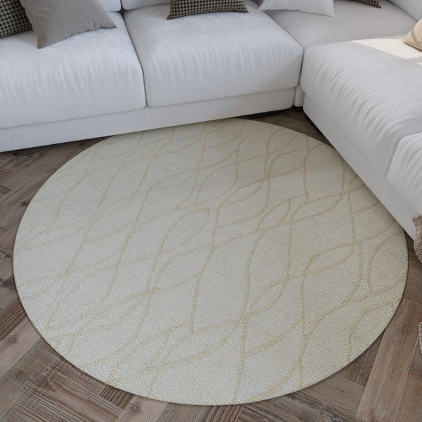 Runder Teppich mit gewelltem Muster auf Holzparkett vor einem hellen Ecksofa in einem hellen, modern gestalteten Wohnzimmer.