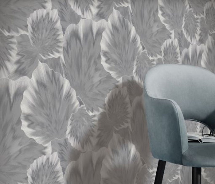 Dekorative Blättertapete und Stuhl im Raum.