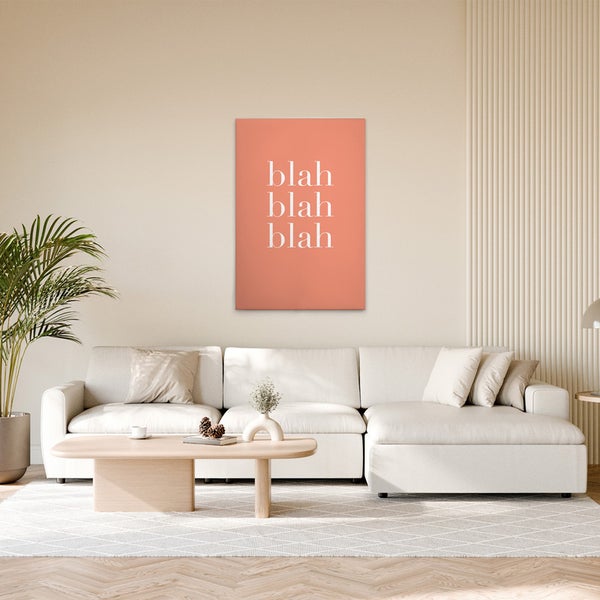 Wohnzimmer mit Sofa, Couchtisch und Wandbild mit dem Text 'Blah Blah Blah'.