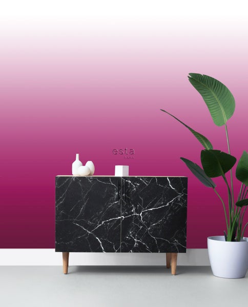 Dekoratives Sideboard mit Marmorstruktur, kombiniert mit Zimmerpflanze im Topf und minimalistischer Dekoration