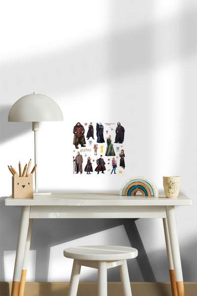 Dekoratives Harry Potter Wandtattoo auf einem weißen Schreibtisch im Zimmer