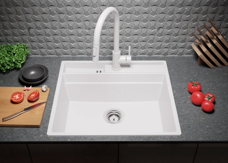 Küchenszene mit weißer Spüle und Armatur auf einer Arbeitsplatte