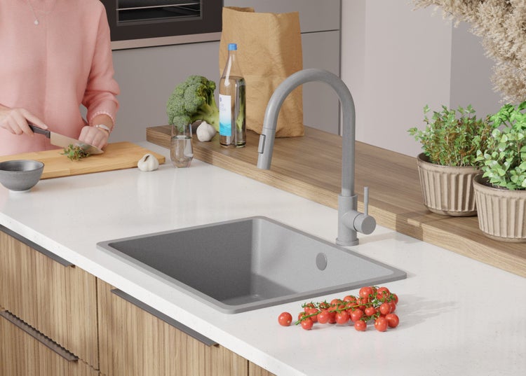 Küchenszene mit Spüle, Wasserhahn und Lebensmitteln auf der Arbeitsplatte