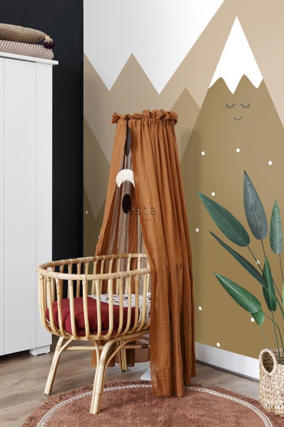 Dekoratives Kinderzimmer mit Himmelbett, Babybett und Wanddekoration