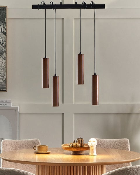 Moderne Außensauna aus hellem Holz mit Glasfront, dunklem Schindeldach und Inneneinrichtung inklusive Saunaofen.