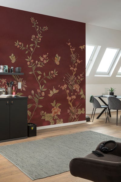 Wohnraum mit gemusterter Tapete, Schrank und Esstisch unter Dachfenstern