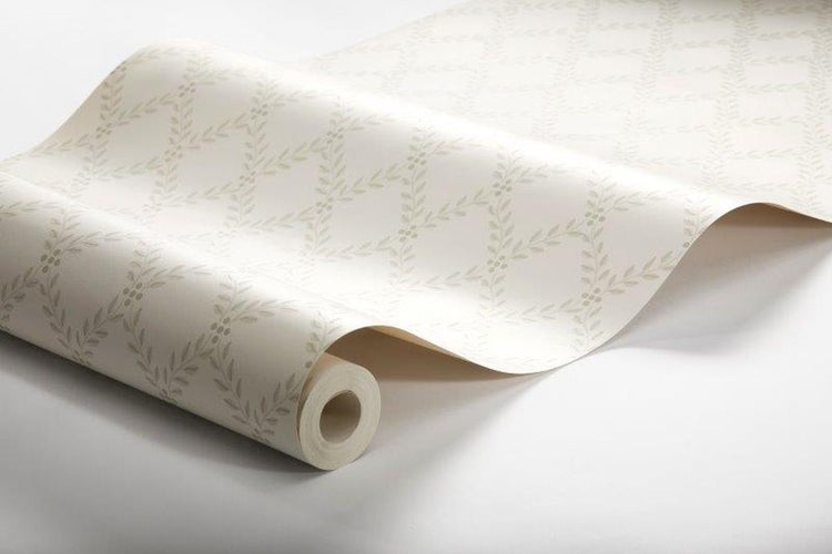 Szene im Garten mit Sonnensegel, Tisch, Stühlen und Sitzsack auf einer Rasenfläche.