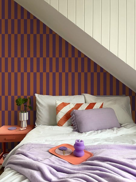 Küche mit orangefarbenem Smeg Kühlschrank und grünen Schränken