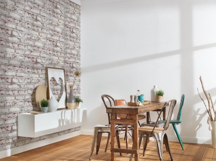 Begehbare Badewanne mit Tür und Armatur in einem Badezimmer