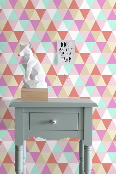 Szene mit Dekorationen auf einem Nachttisch vor einer Wand mit dreieckigem Muster.