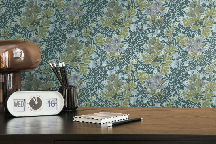 Dekorative Tapete mit Pflanzenmuster in einem stilvollen Wohnzimmer