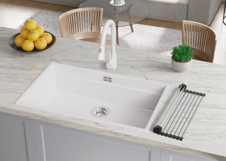 Küchenszene mit Spüle, Armatur, Abtropfgestell und Dekoration auf einer Arbeitsplatte