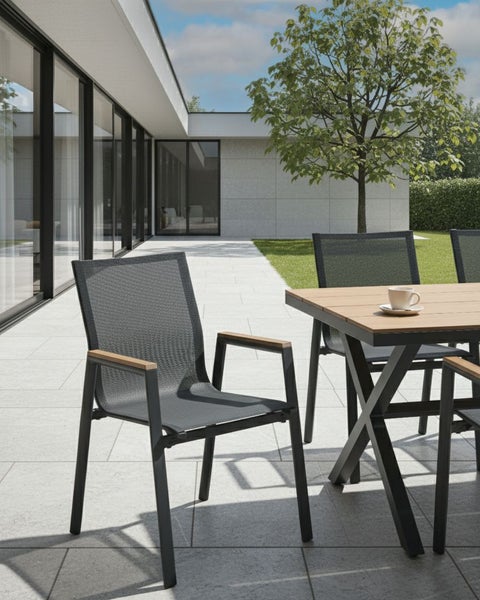 Gartenszene mit Esstisch und Armlehnstuhl auf einer Terrasse