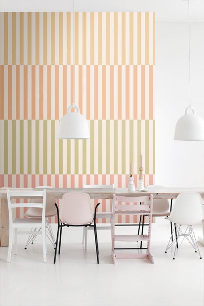 Esszimmer mit gestreifter Tapete, Holztisch und Stühlen.
