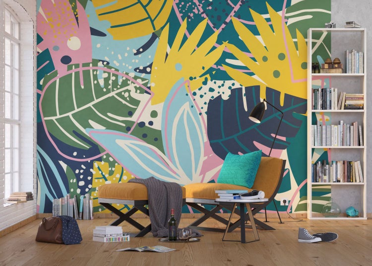 Dekoratives Wohnzimmer mit farbenfroher Blättertapete, Sitzmöbeln, Bücherregal und Accessoires für eine lebendige Raumatmosphäre.