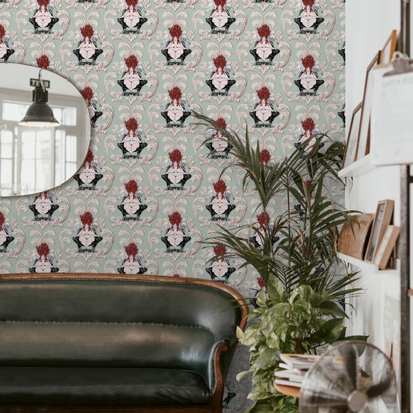 Szene mit einem Sofa, einer Zimmerpflanze, einem Spiegel und einer Tapete mit einem wiederholten Motiv