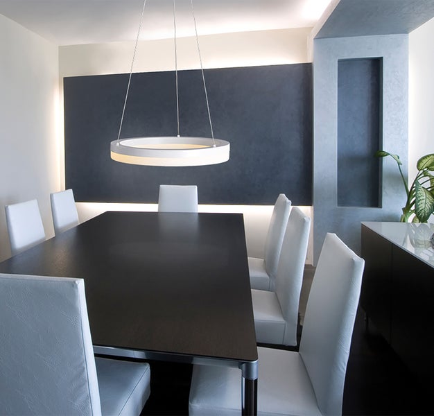 Esszimmer mit Esstisch, Stühlen und kreisförmiger Hängeleuchte