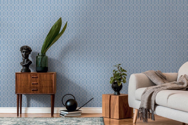 Nahaufnahme einer geometrischen Vinyltapete mit dekorativen Elementen auf einem dunklen Tisch.