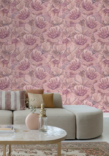 Wohnzimmer mit floral gemusterter Tapete, Sofa und Couchtisch