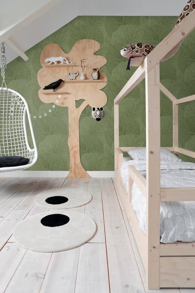 Helles Kinderzimmer mit Baumregal, Hängekorb, Hausbett und runden Teppichen