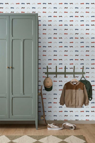 Vliestapete mit Automuster in einem hellen, organisierten Kinderzimmer neben einem Kleiderschrank und einer Garderobe.